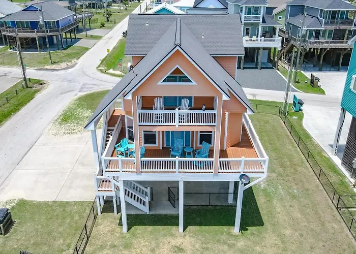 Beautiful Front Row Views - Tiki Bar - Playground