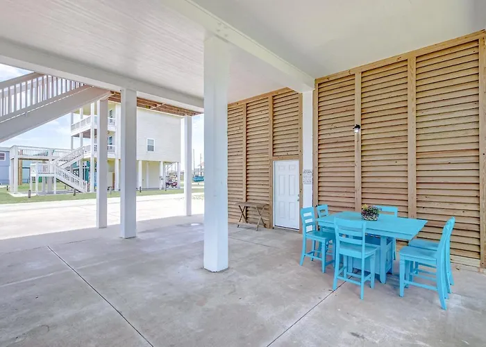 Beautiful Front Row Views - Tiki Bar - Playground